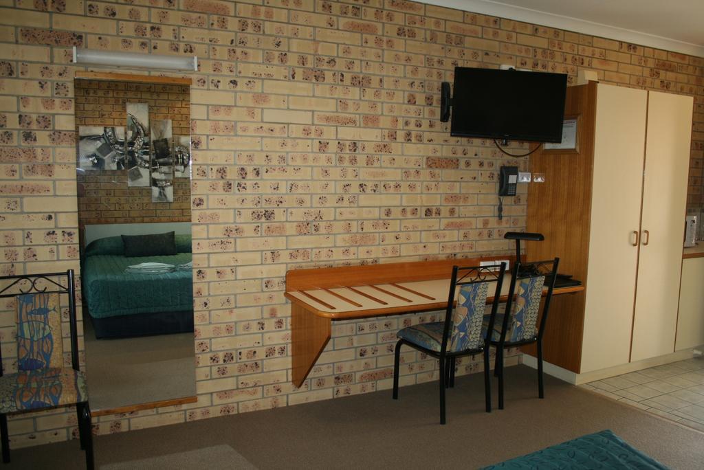 Mulga Country Motor Inn Чарлевил Екстериор снимка