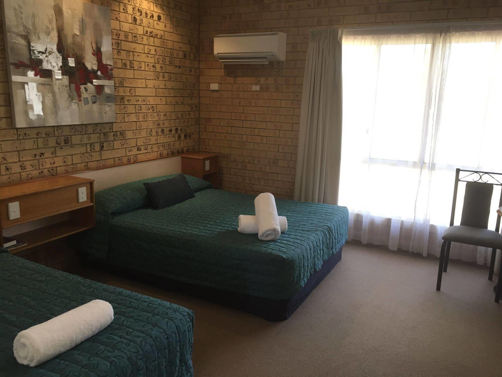 Mulga Country Motor Inn Чарлевил Екстериор снимка
