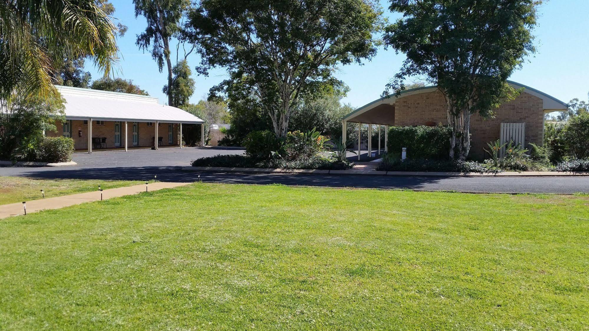 Mulga Country Motor Inn Чарлевил Екстериор снимка